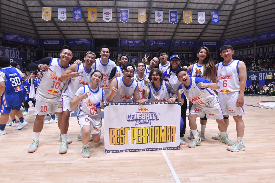 Masih belum bisa move on dari momen ini ⭐️🔥 Tim Putih keluar sebagai juara di IBL Kratingdaeng Celebrity Game! 🏆 image 1