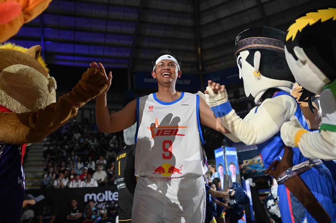 Masih belum bisa move on dari momen ini ⭐️🔥 Tim Putih keluar sebagai juara di IBL Kratingdaeng Celebrity Game! 🏆 image 3